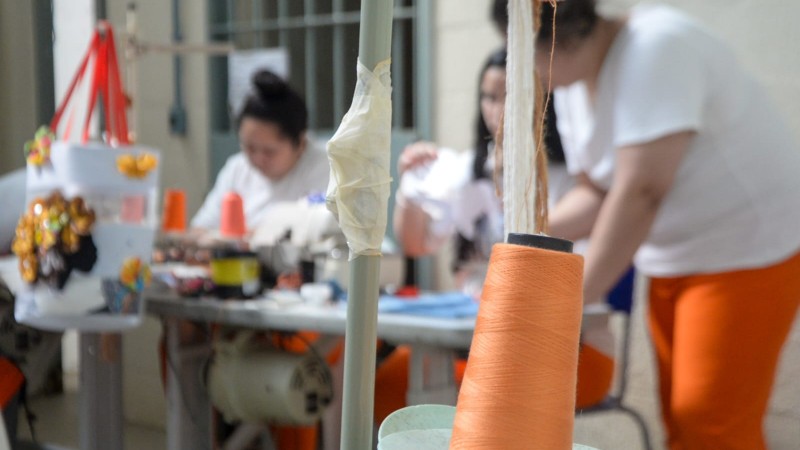 Apenadas da Penitenciária Feminina de Guaíba realizam curso de costura criativa e iniciam a produção de produtos artesanais