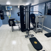 Academia Compacta com Equipamentos Multifuncionais